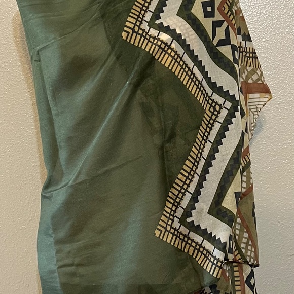 Green Geo Print Scarf Shoulder Wrap 68" x 36" - Picture 2 of 9
